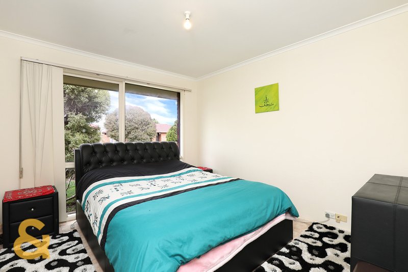 Photo - 4 Linton Way, Meadow Heights VIC 3048 - Image 5