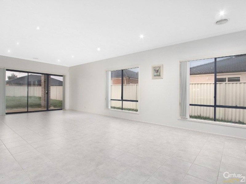 Photo - 4 Lobelia Street, Pakenham VIC 3810 - Image 2