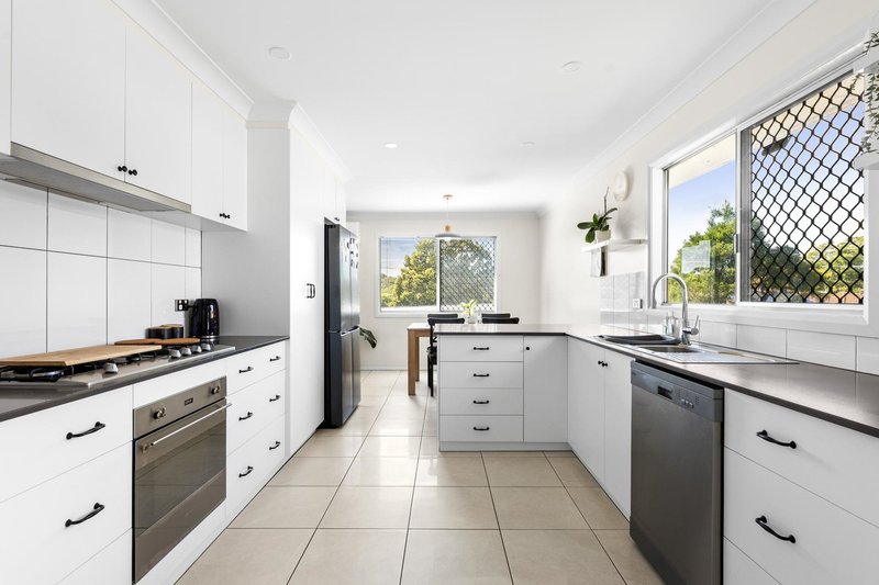 Photo - 4 Loch Street, Centenary Heights QLD 4350 - Image 3