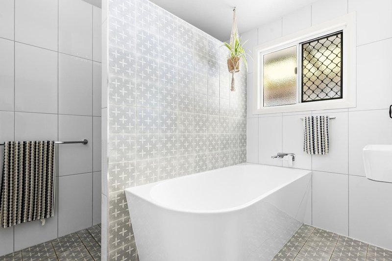 Photo - 4 Loch Street, Centenary Heights QLD 4350 - Image 10