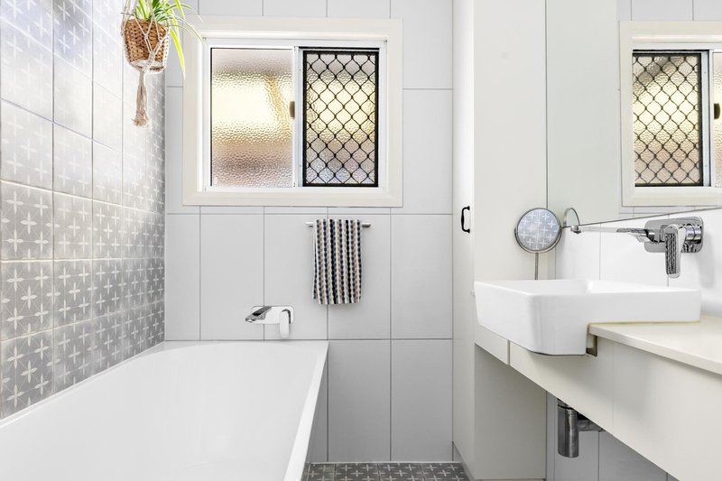 Photo - 4 Loch Street, Centenary Heights QLD 4350 - Image 13