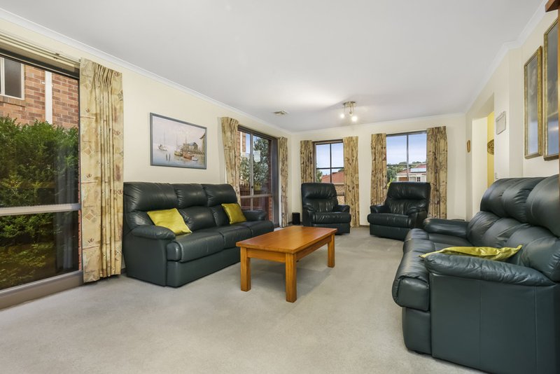 Photo - 4 Lori Place, Glen Waverley VIC 3150 - Image 2