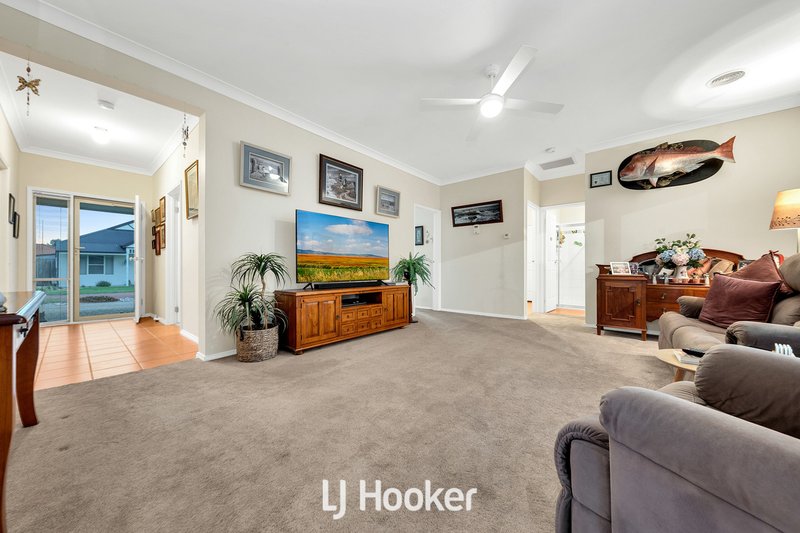 Photo - 4 Louise Mack Walk, Lynbrook VIC 3975 - Image 5