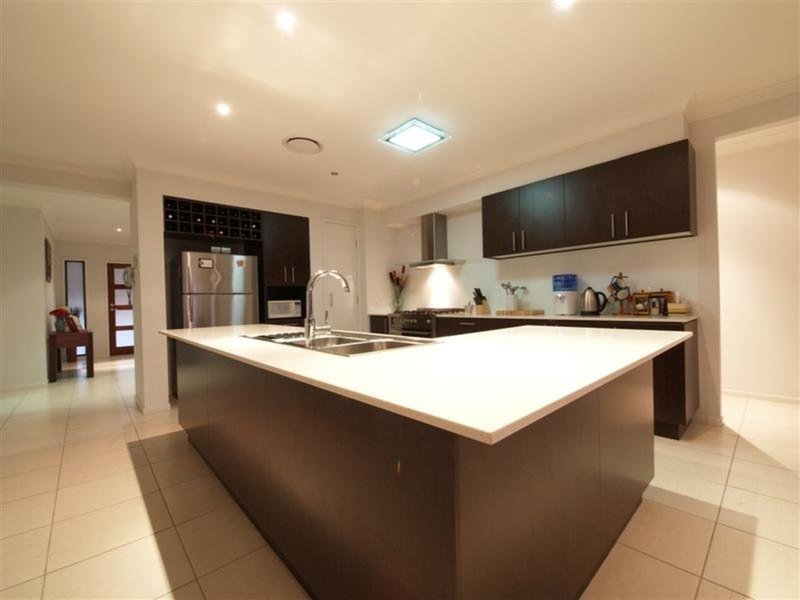 Photo - 4 Luke Court, Cashmere QLD 4500 - Image 9