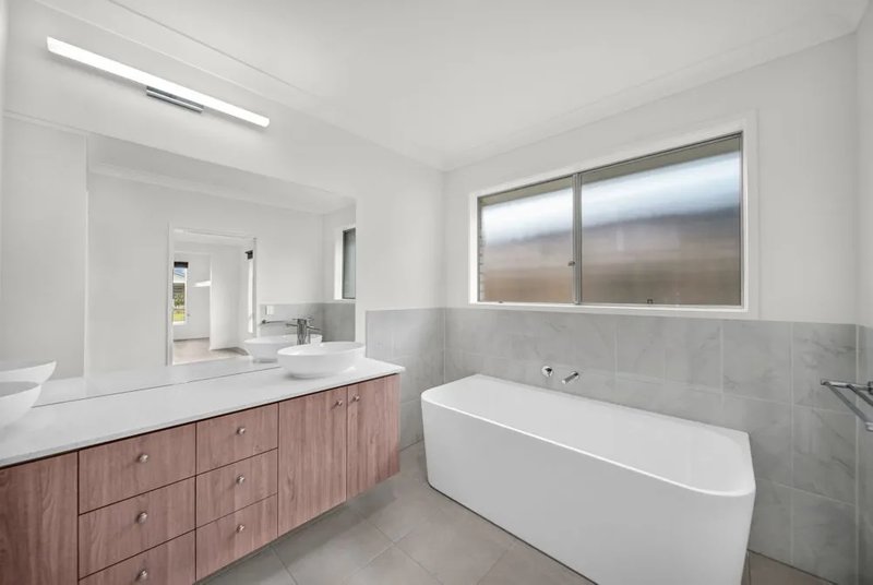 Photo - 4 Lunar Street, Flagstone QLD 4280 - Image 8