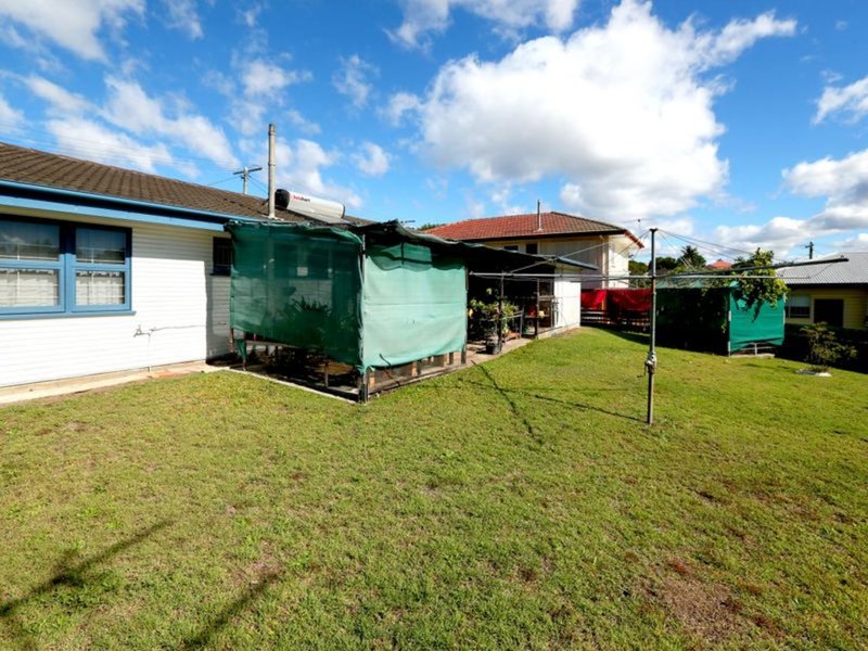 Photo - 4 Lyric Street, Cannon Hill QLD 4170 - Image 2