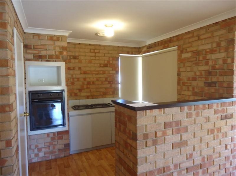 Photo - 4 Macau Place, Warnbro WA 6169 - Image 2