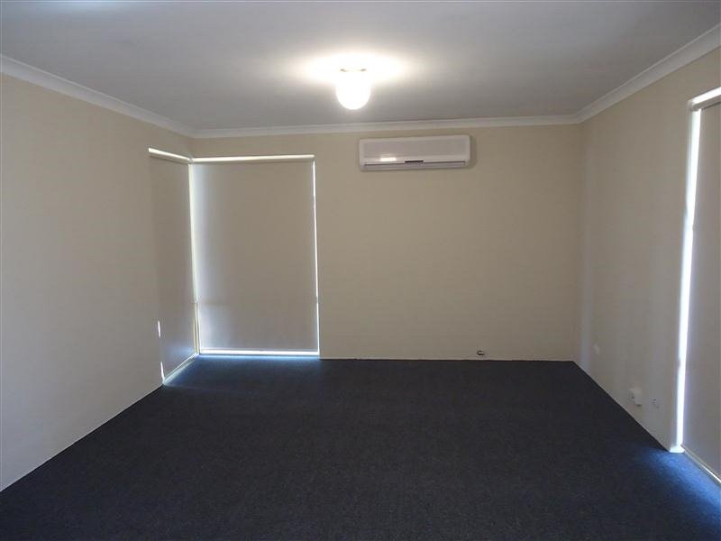 Photo - 4 Macau Place, Warnbro WA 6169 - Image 4