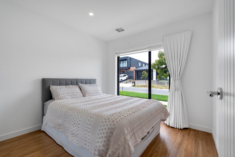 Photo - 4 Madura Promenade, Mickleham VIC 3064 - Image 9