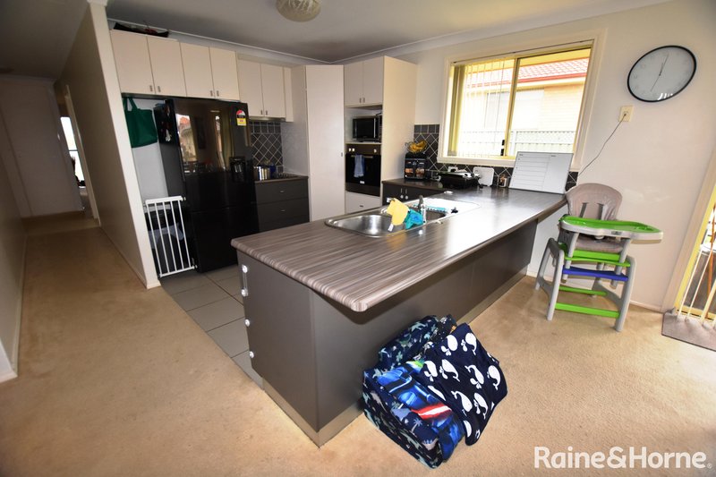 Photo - 4 Mahogany Court, Orange NSW 2800 - Image 2