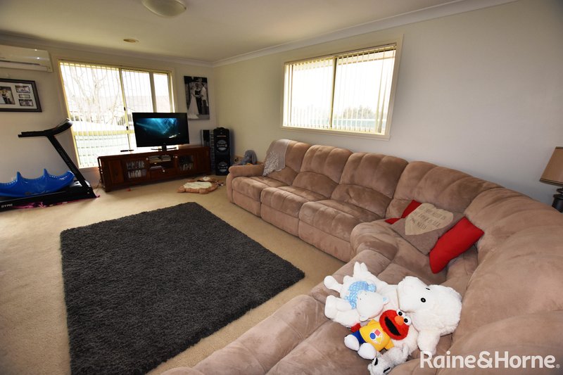 Photo - 4 Mahogany Court, Orange NSW 2800 - Image 3