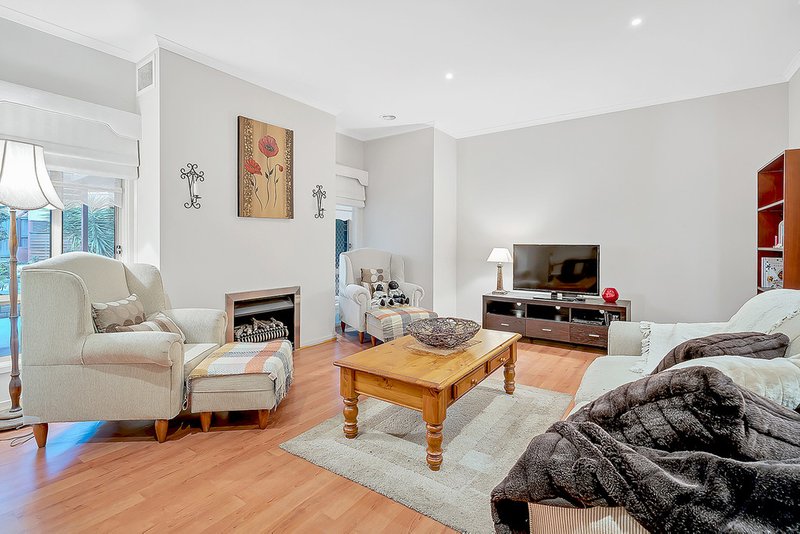 Photo - 4 Marchmont Rise, Craigieburn VIC 3064 - Image 7