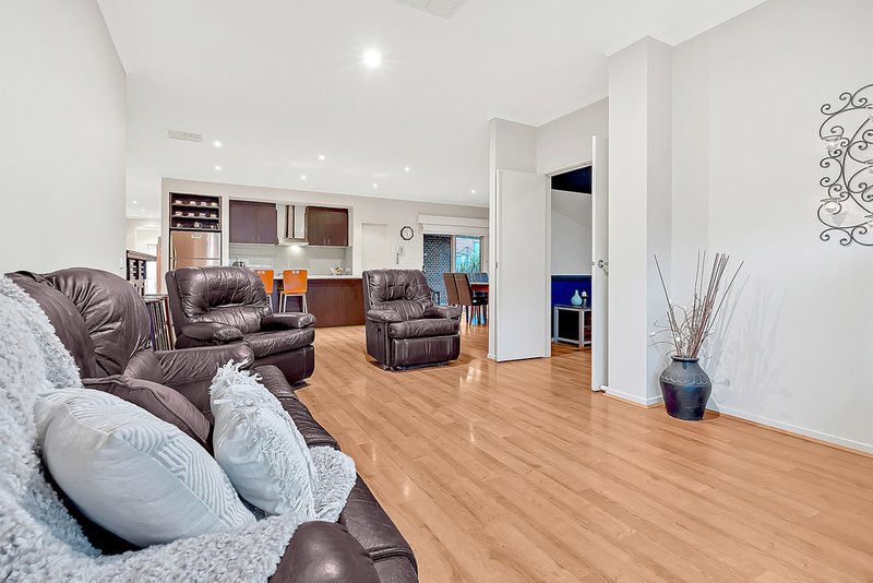 Photo - 4 Marchmont Rise, Craigieburn VIC 3064 - Image 12