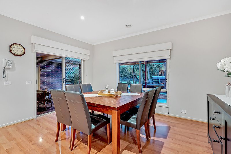 Photo - 4 Marchmont Rise, Craigieburn VIC 3064 - Image 14