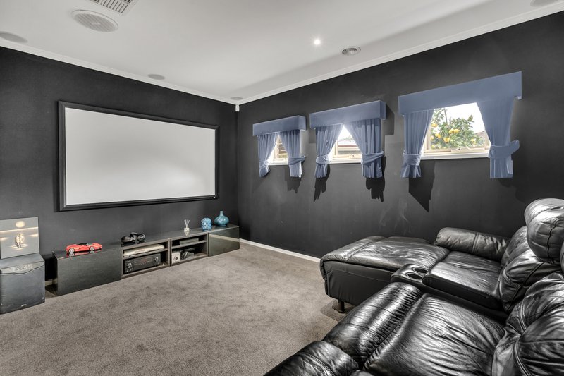 Photo - 4 Marchmont Rise, Craigieburn VIC 3064 - Image 9