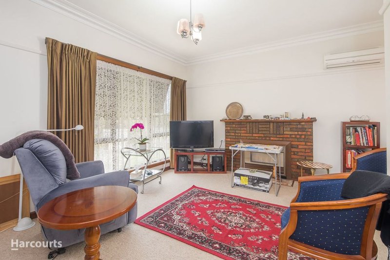 Photo - 4 Margaret Street, Wendouree VIC 3355 - Image 2