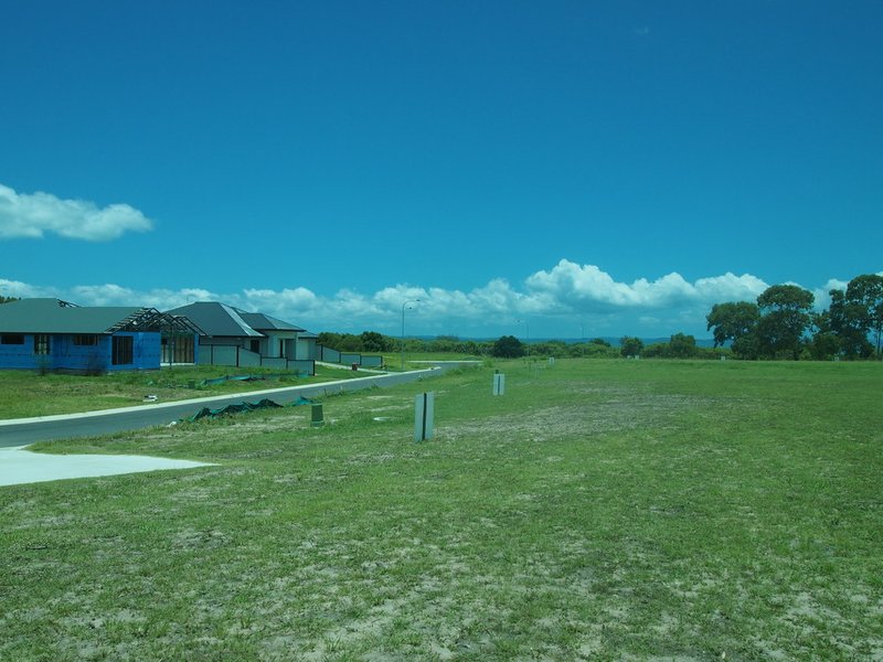 Photo - 4 Marine Court, Urangan QLD 4655 - Image 2