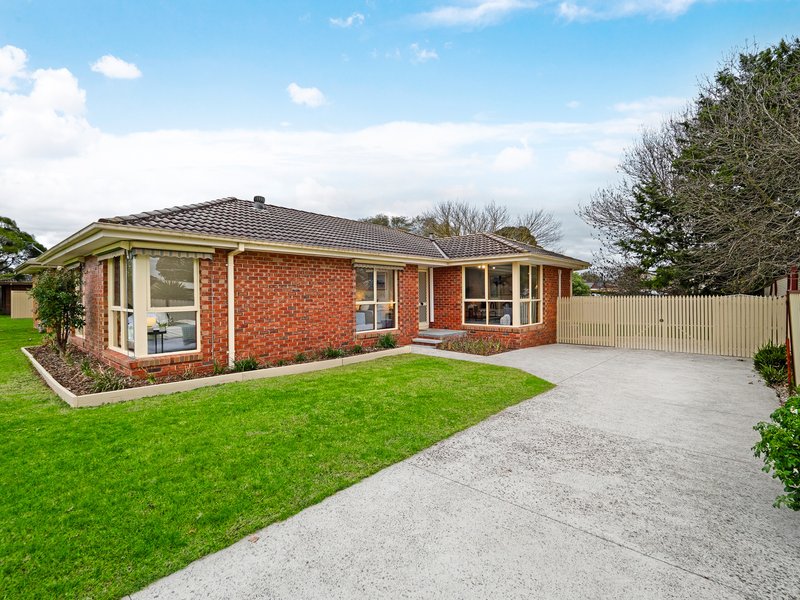 Photo - 4 Martin Place, Cranbourne VIC 3977 - Image 2
