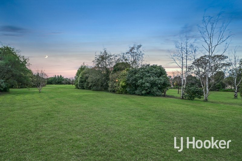 Photo - 4 Meeking Drive, Pakenham VIC 3810 - Image 3