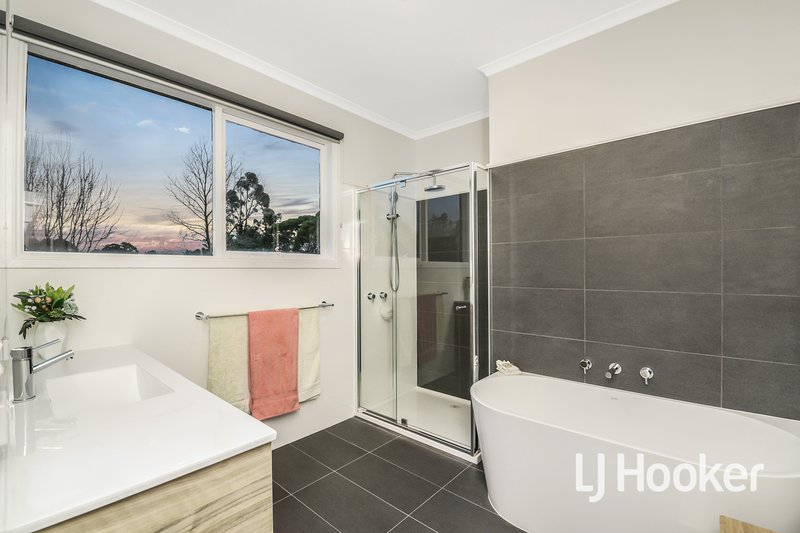 Photo - 4 Meeking Drive, Pakenham VIC 3810 - Image 8