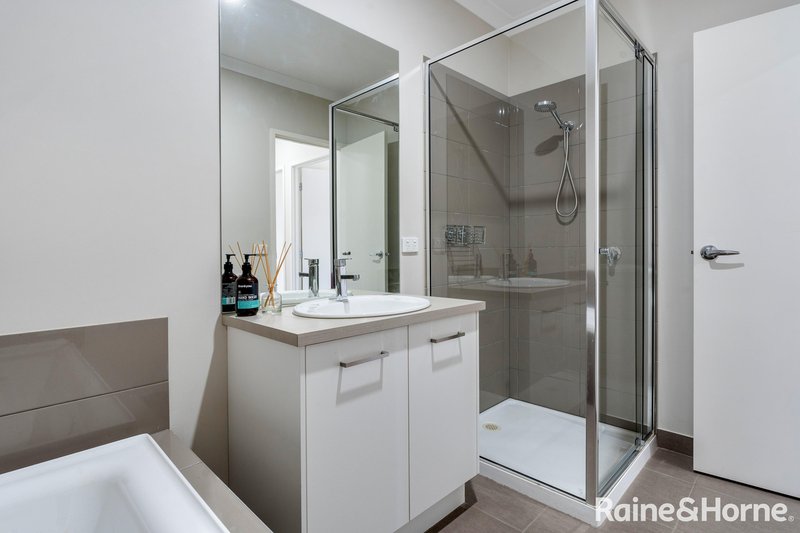 Photo - 4 Melaleuca Boulevard, Romsey VIC 3434 - Image 16