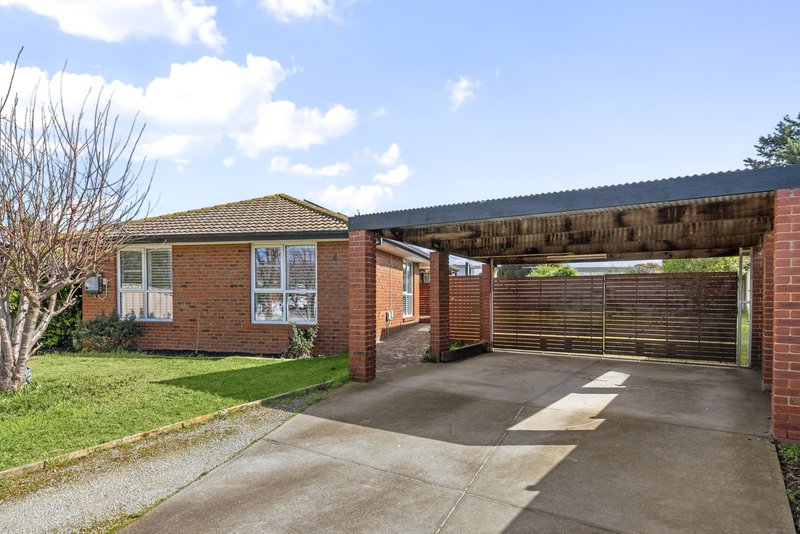 Photo - 4 Membrey Close, Werribee VIC 3030 - Image 1