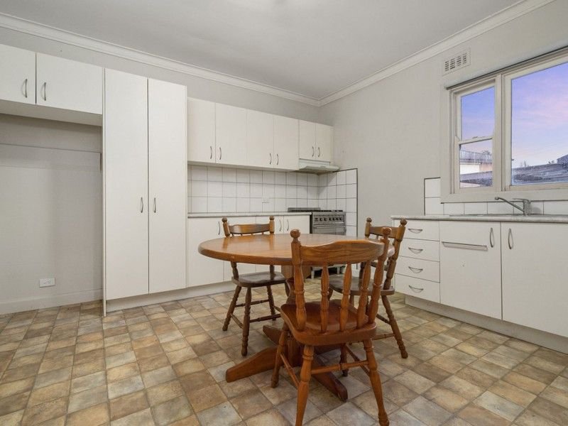 Photo - 4 Mernda Street, Sunshine West VIC 3020 - Image 5