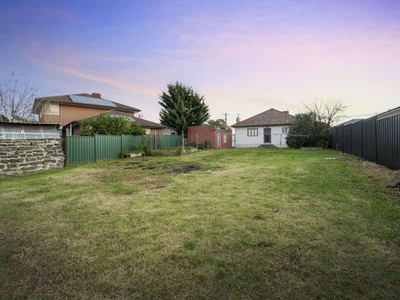 Photo - 4 Mernda Street, Sunshine West VIC 3020 - Image 12