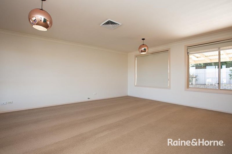 Photo - 4 Merrinee Place, Tamworth NSW 2340 - Image 3