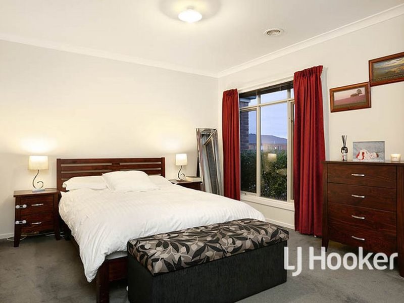 Photo - 4 Metcalf Way, Point Cook VIC 3030 - Image 7