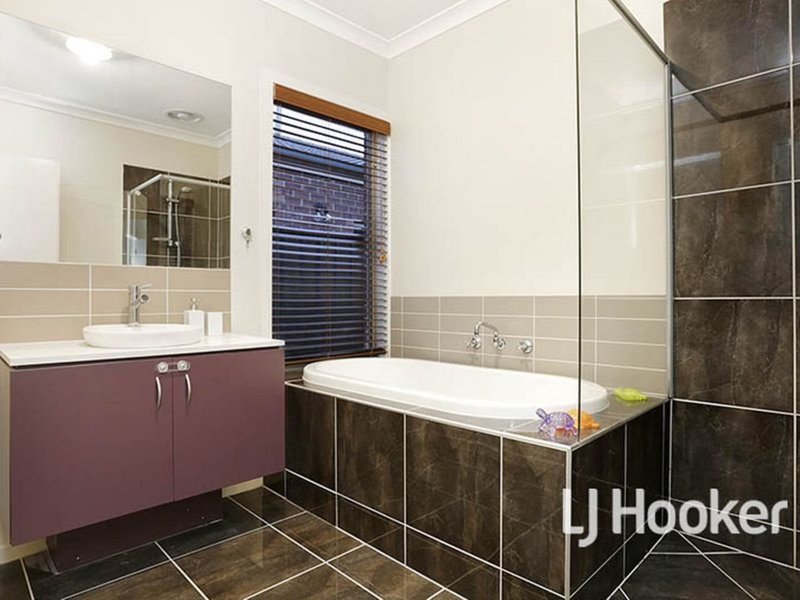 Photo - 4 Metcalf Way, Point Cook VIC 3030 - Image 11