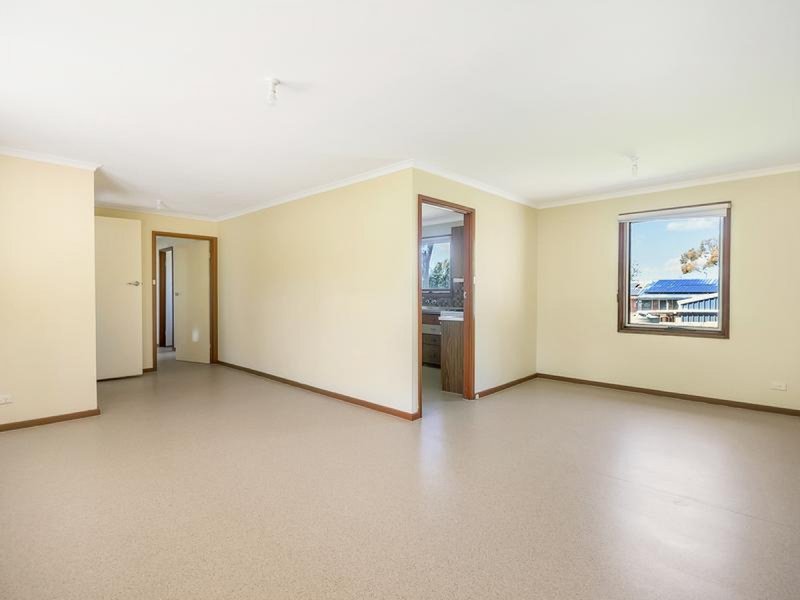 Photo - 4 Milan Crescent, Hackham West SA 5163 - Image 3