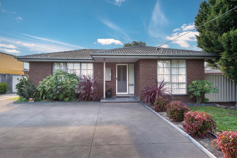 Photo - 4 Milburn Place, Craigieburn VIC 3064 - Image 2