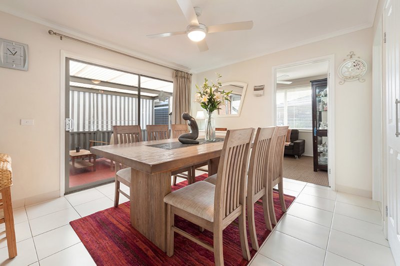 Photo - 4 Milburn Place, Craigieburn VIC 3064 - Image 5