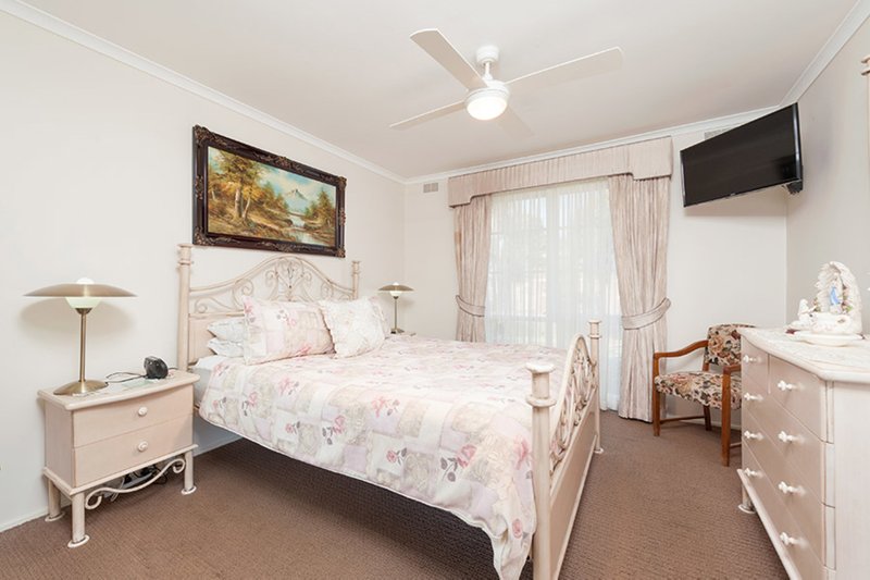 Photo - 4 Milburn Place, Craigieburn VIC 3064 - Image 7