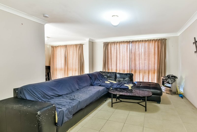 Photo - 4 Moncrieff Close, St Helens Park NSW 2560 - Image 3