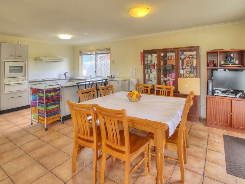 Photo - 4 Mooloolah Court, Hillcrest QLD 4118 - Image 4