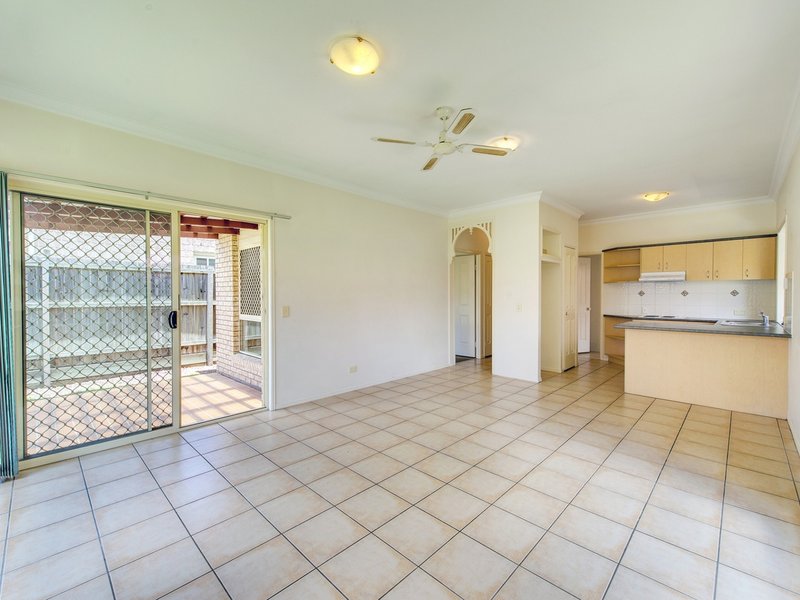 Photo - 4 Moran Cr , Forest Lake QLD 4078 - Image 2