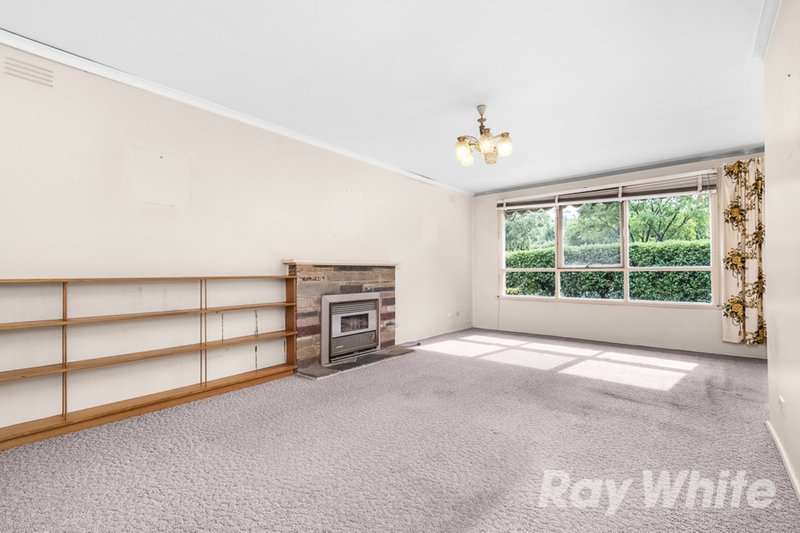 Photo - 4 Morrison Court, Mount Waverley VIC 3149 - Image 3