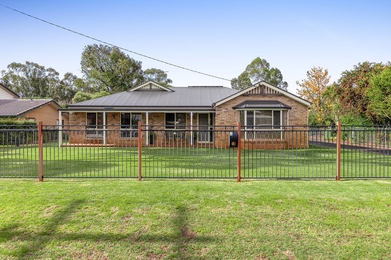 Photo - 4 Morton Street, Oakey QLD 4401 - Image 3