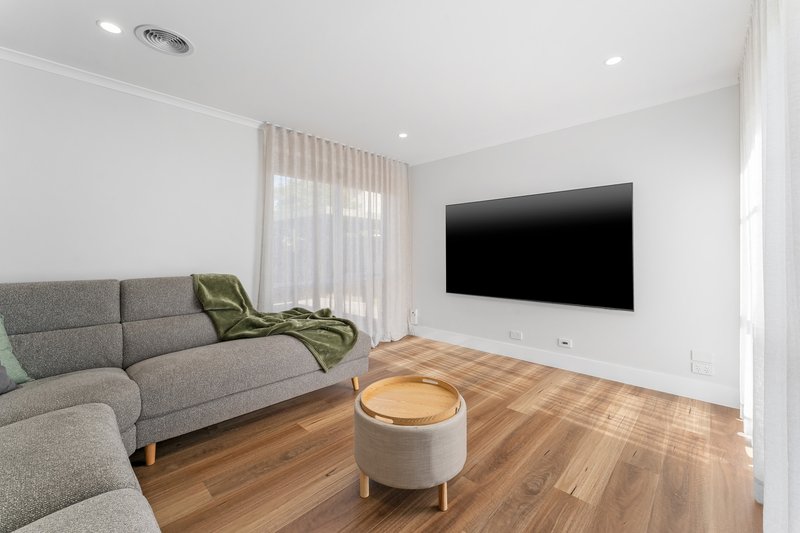 Photo - 4 Mosig Court, Hampton Park VIC 3976 - Image 2