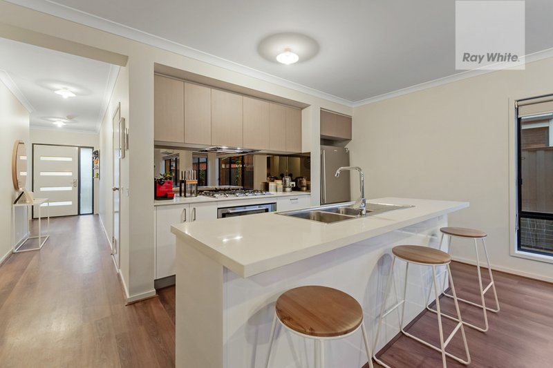 Photo - 4 Mountleigh Circuit, Craigieburn VIC 3064 - Image 3