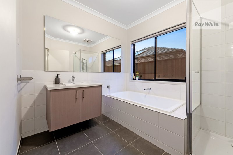 Photo - 4 Mountleigh Circuit, Craigieburn VIC 3064 - Image 8