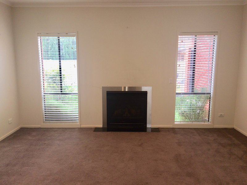 Photo - 4 Muirhead Gardens, Caroline Springs VIC 3023 - Image 10