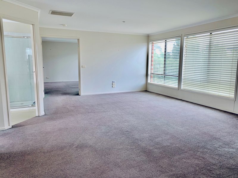 Photo - 4 Muirhead Gardens, Caroline Springs VIC 3023 - Image 13