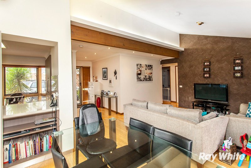 Photo - 4 Murray Crescent, Rowville VIC 3178 - Image 2