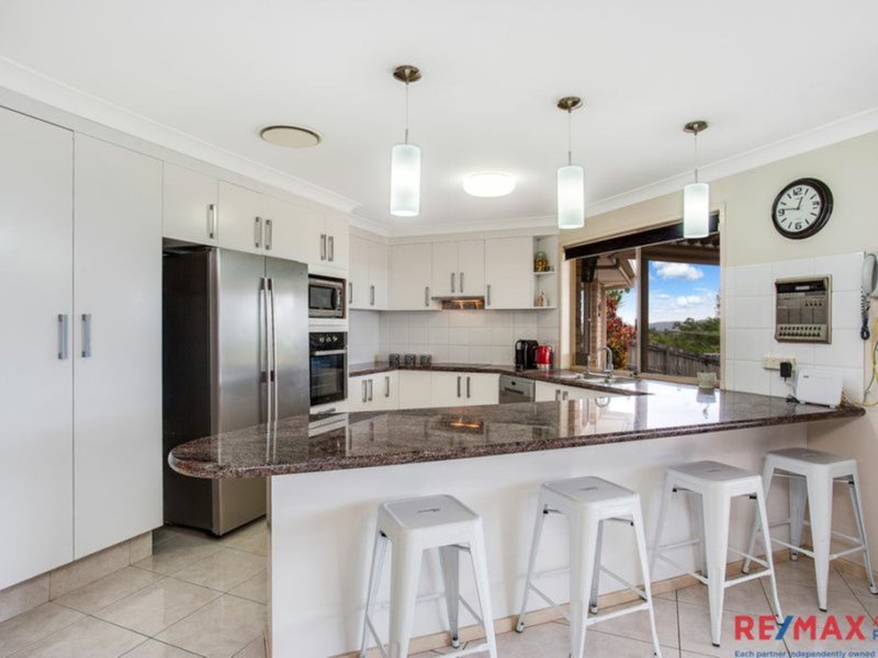 Photo - 4 Nairn Ct , Highland Park QLD 4211 - Image 3