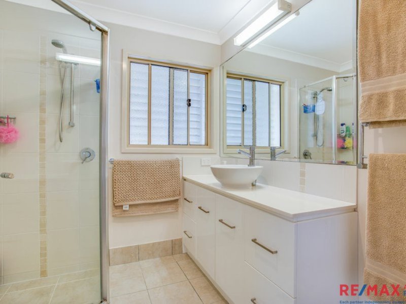 Photo - 4 Nairn Ct , Highland Park QLD 4211 - Image 9