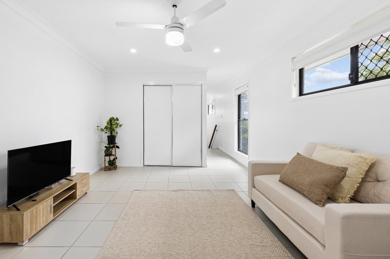 Photo - 4 Nightshade Crescent, Pimpama QLD 4209 - Image 10