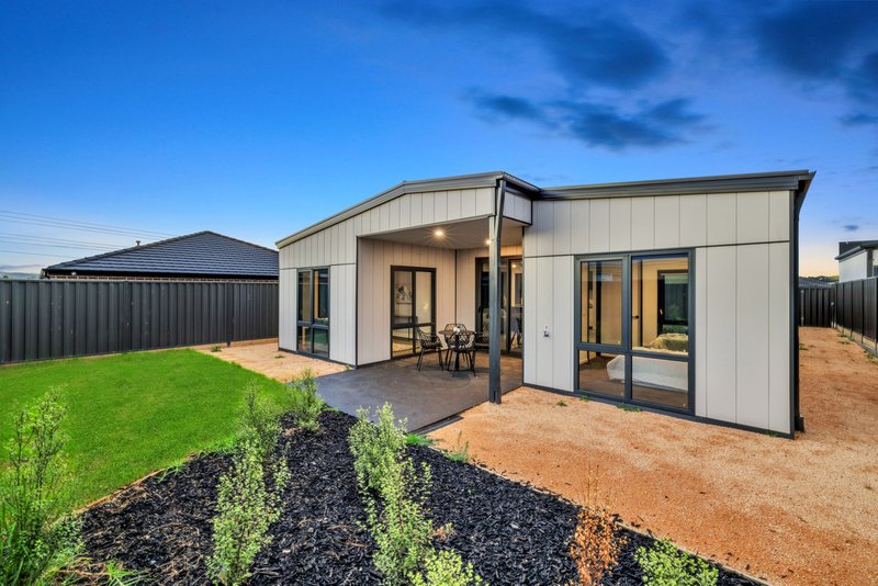 Photo - 4 Niseko Crescent, Pakenham VIC 3810 - Image 13